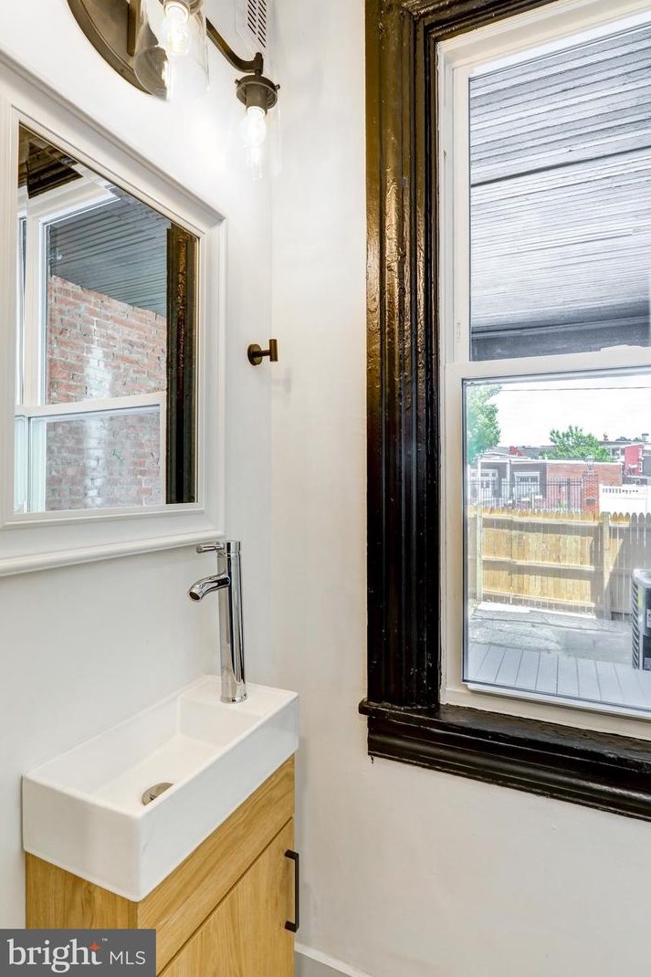 3 Locust St, Lancaster PA 17602-3607 exterior