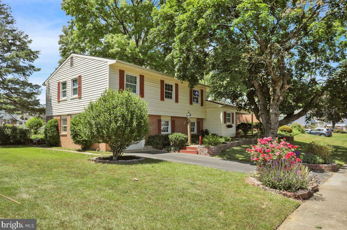 1932 Crooked Oak Dr, Lancaster PA  17601-6425 exterior