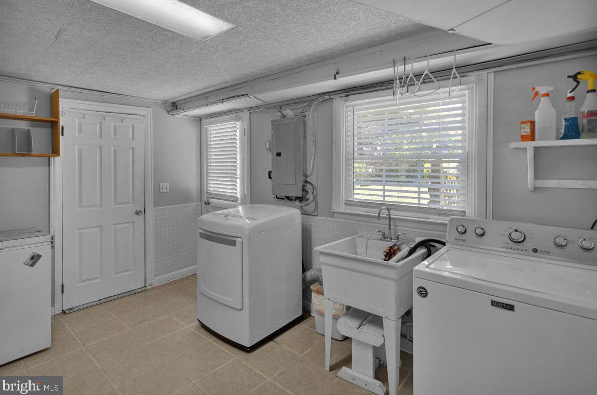 1932 Crooked Oak Dr, Lancaster PA  17601-6425 exterior