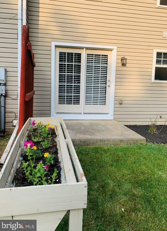 2473 Franklin Dr, East Petersburg PA  17520-1062 exterior