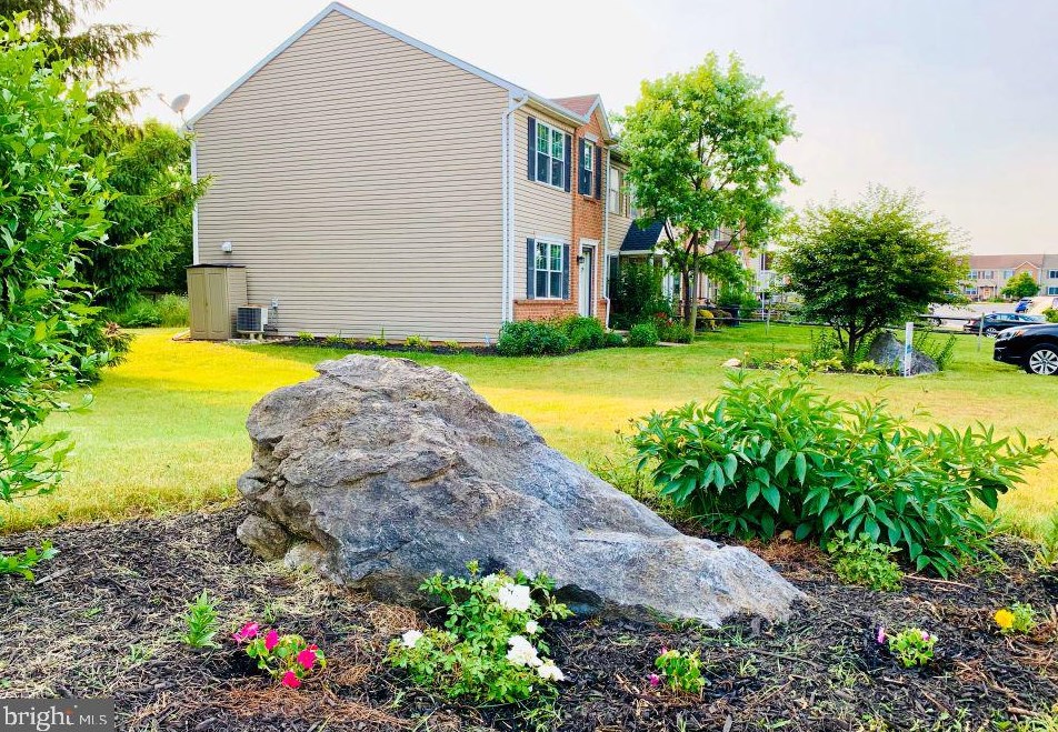 2473 Franklin Dr, East Petersburg PA  17520-1062 exterior