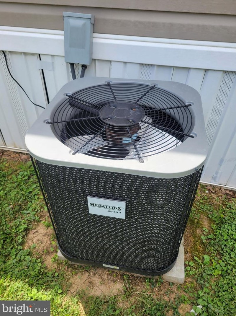 755 Sherry Ln, Lancaster PA  17601-5829 exterior