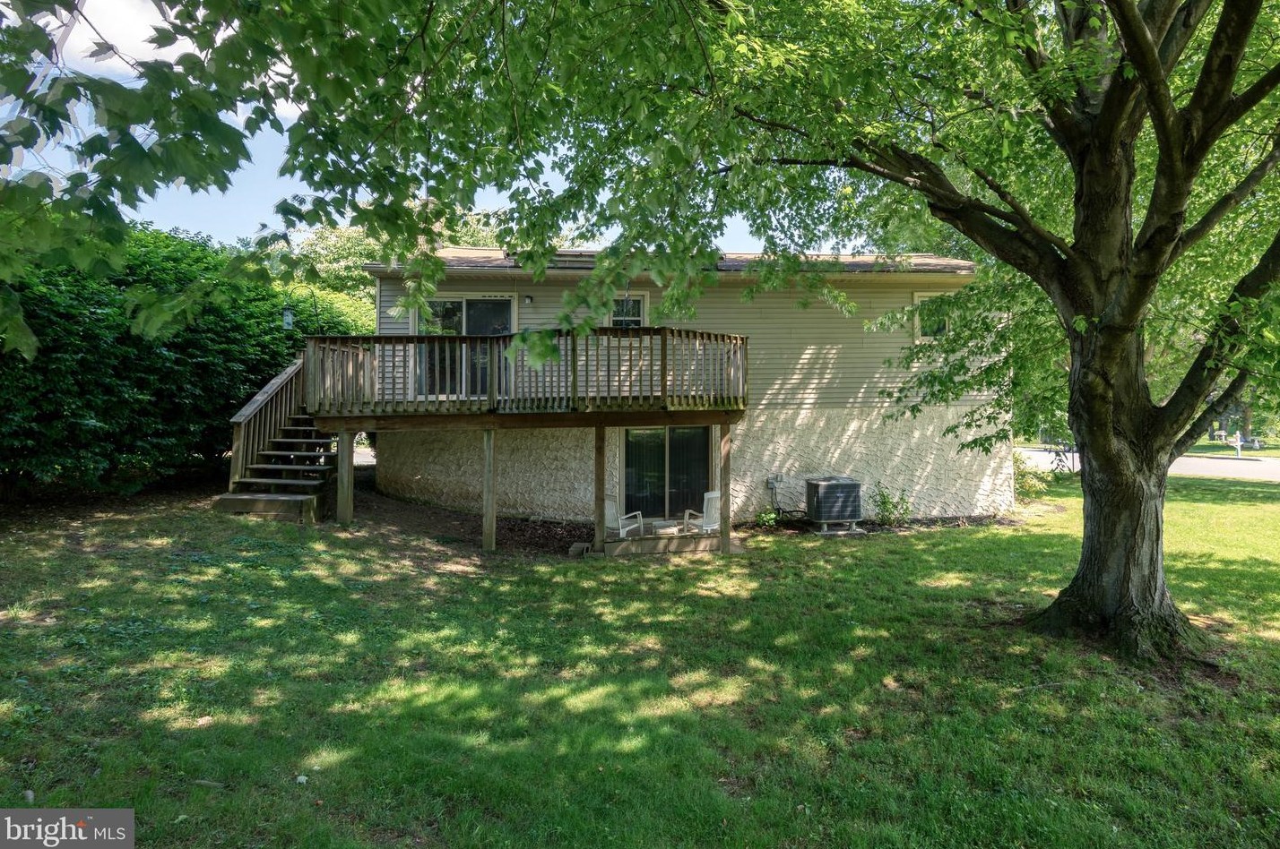 18 Clarendon Dr, Lancaster PA  17603-9596 exterior