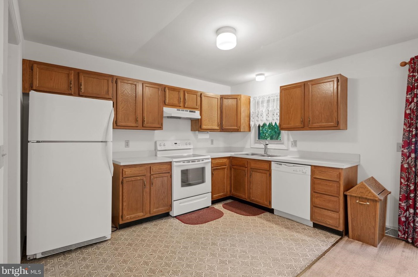 18 Clarendon Dr, Lancaster PA  17603-9596 exterior