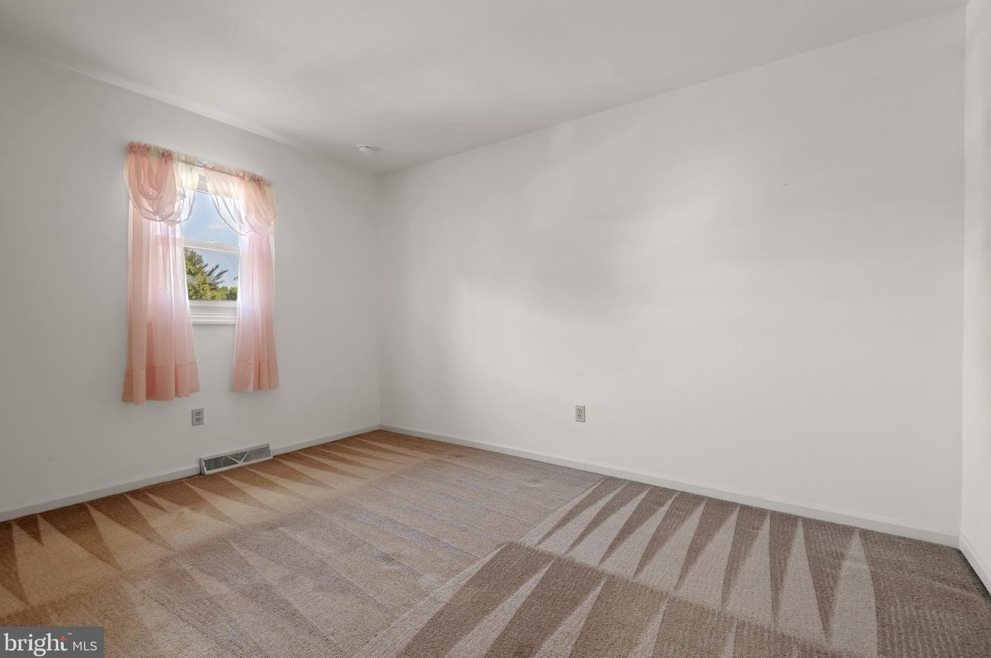 18 Clarendon Dr, Lancaster PA  17603-9596 exterior