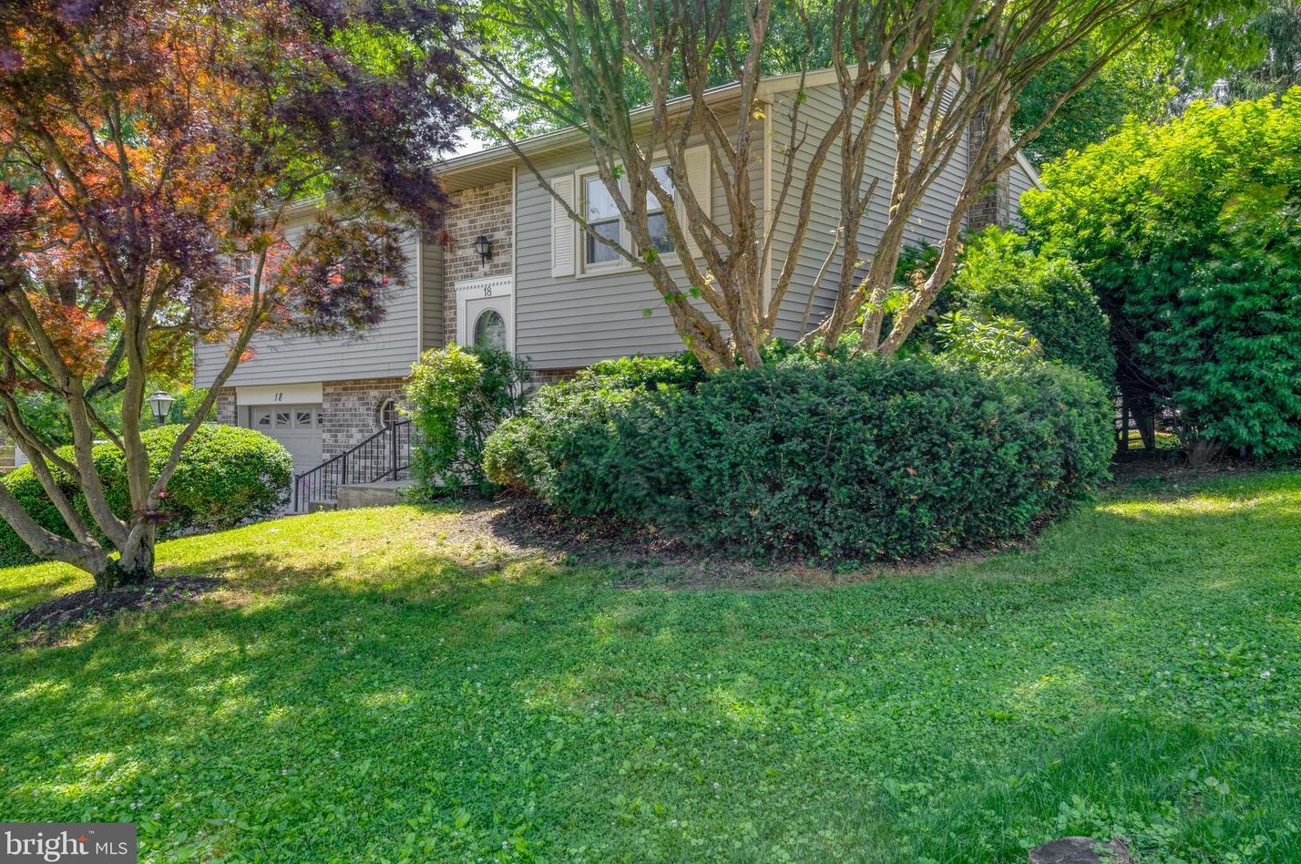 18 Clarendon Dr, Lancaster PA  17603-9596 exterior