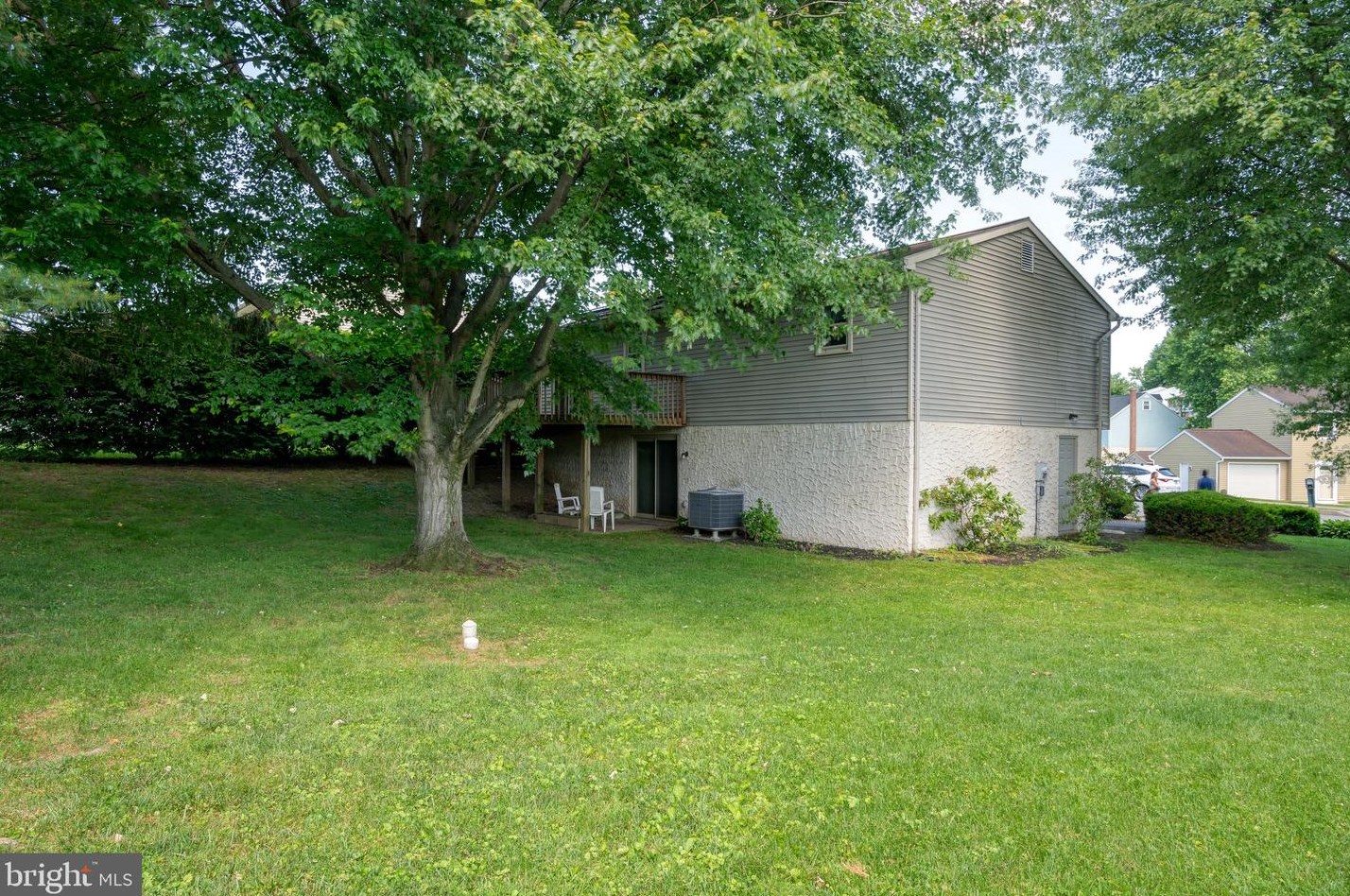 18 Clarendon Dr, Lancaster PA  17603-9596 exterior