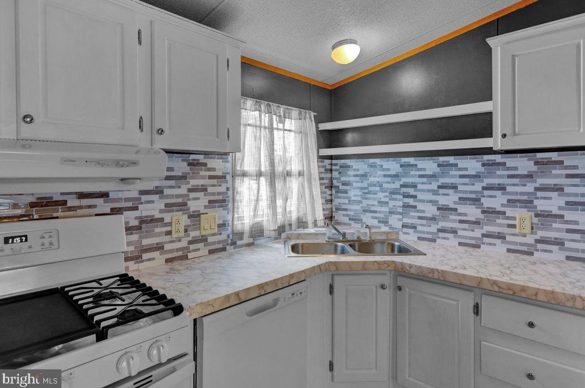 16 Madge Dr, Lancaster PA 17603-4048 exterior