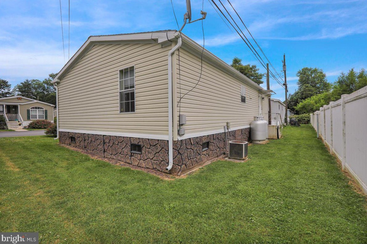 16 Madge Dr, Lancaster PA 17603-4048 exterior