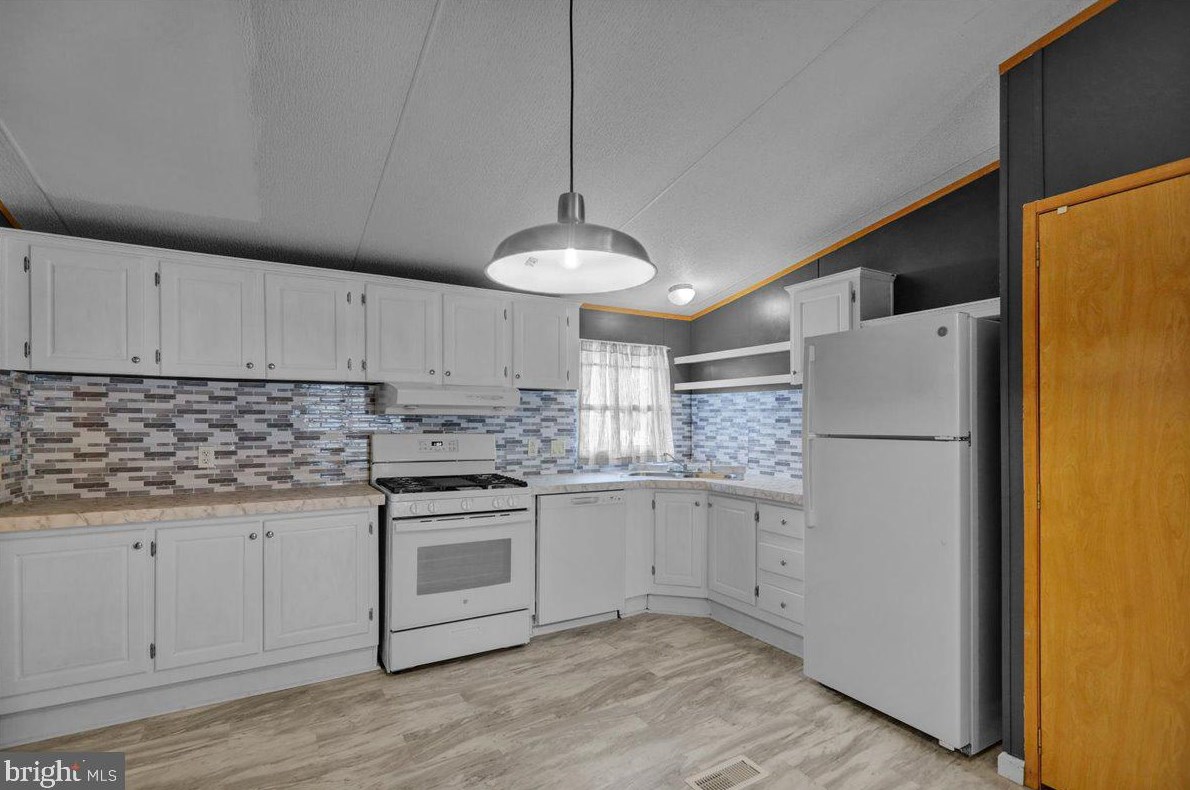 16 Madge Dr, Lancaster PA 17603-4048 exterior