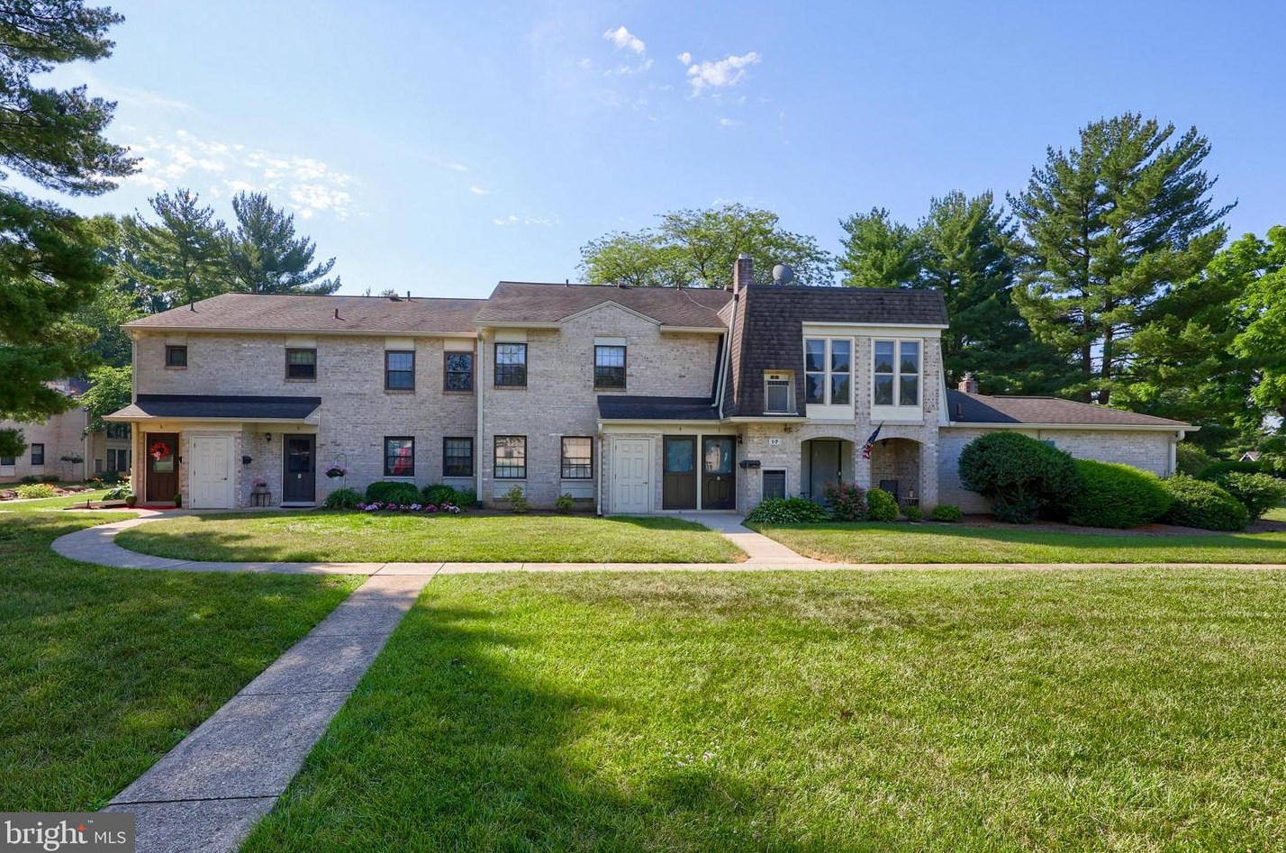 4 Valleybrook Dr, Lancaster PA  17601-4617 exterior