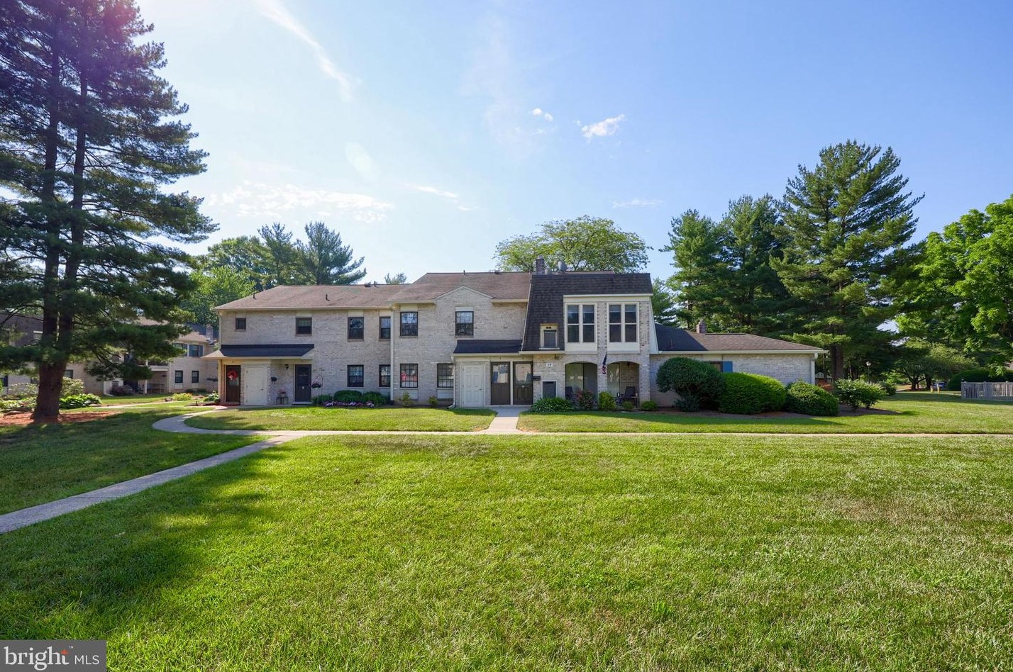 4 Valleybrook Dr, Lancaster PA  17601-4617 exterior