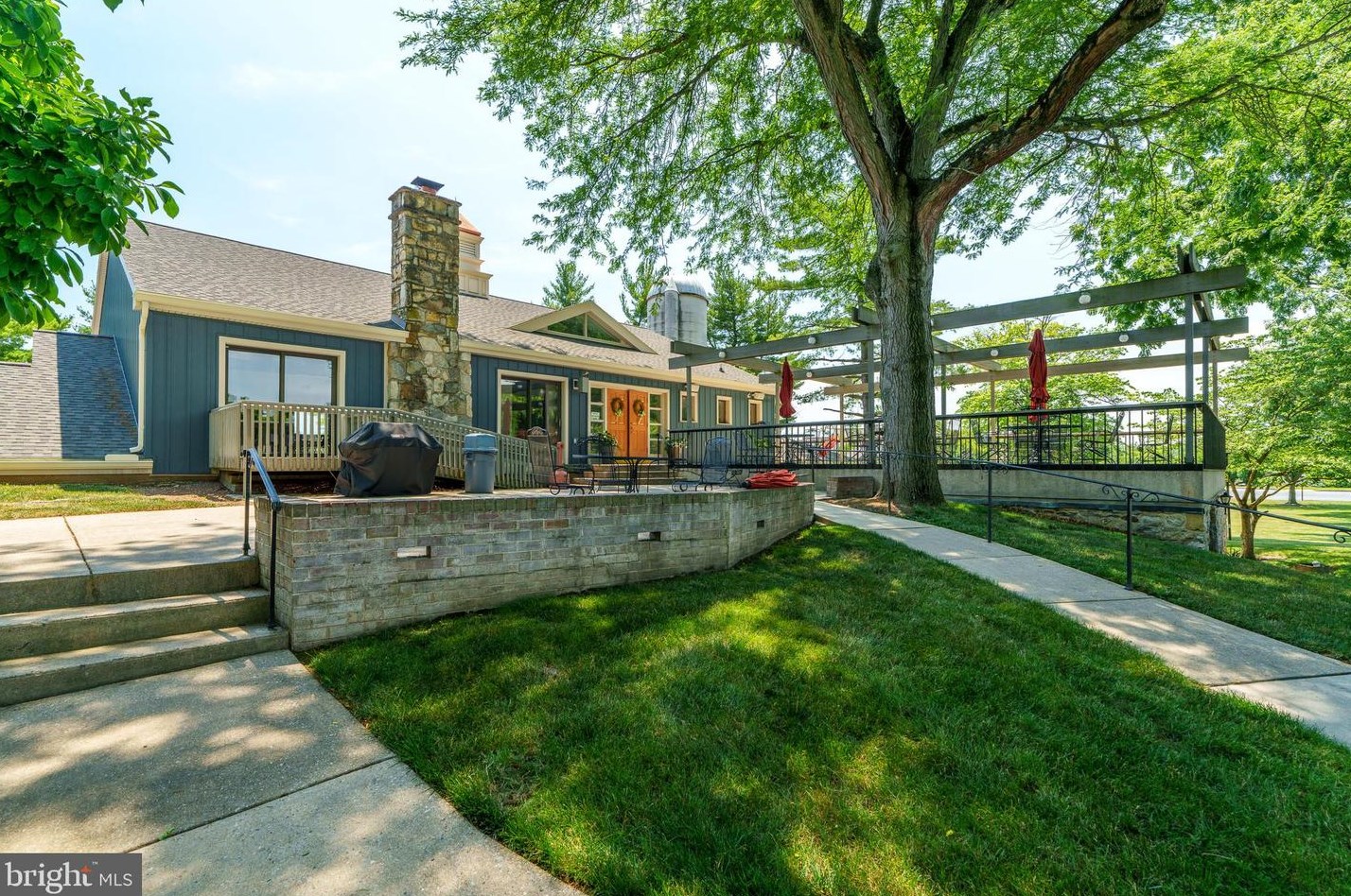 212 Valleybrook Dr, Lancaster PA  17601-4618 exterior