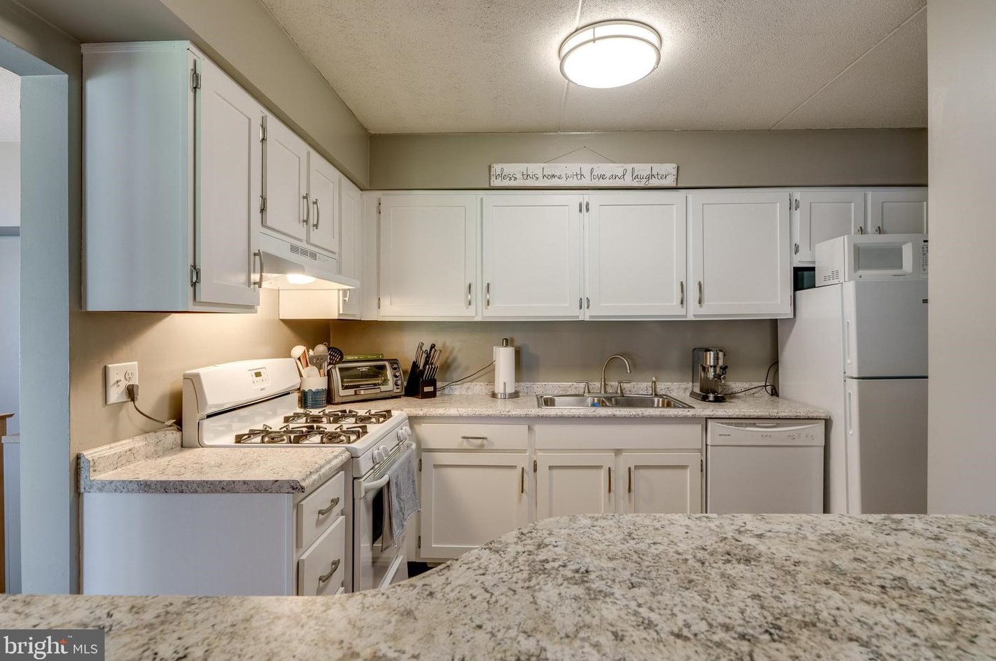 212 Valleybrook Dr, Lancaster PA  17601-4618 exterior