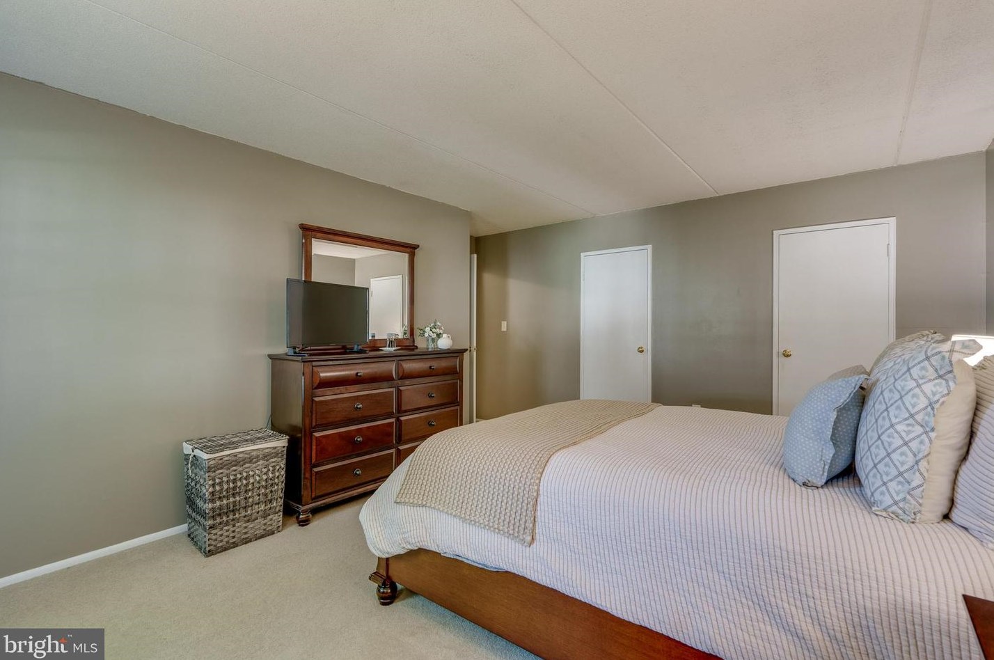 212 Valleybrook Dr, Lancaster PA  17601-4618 exterior