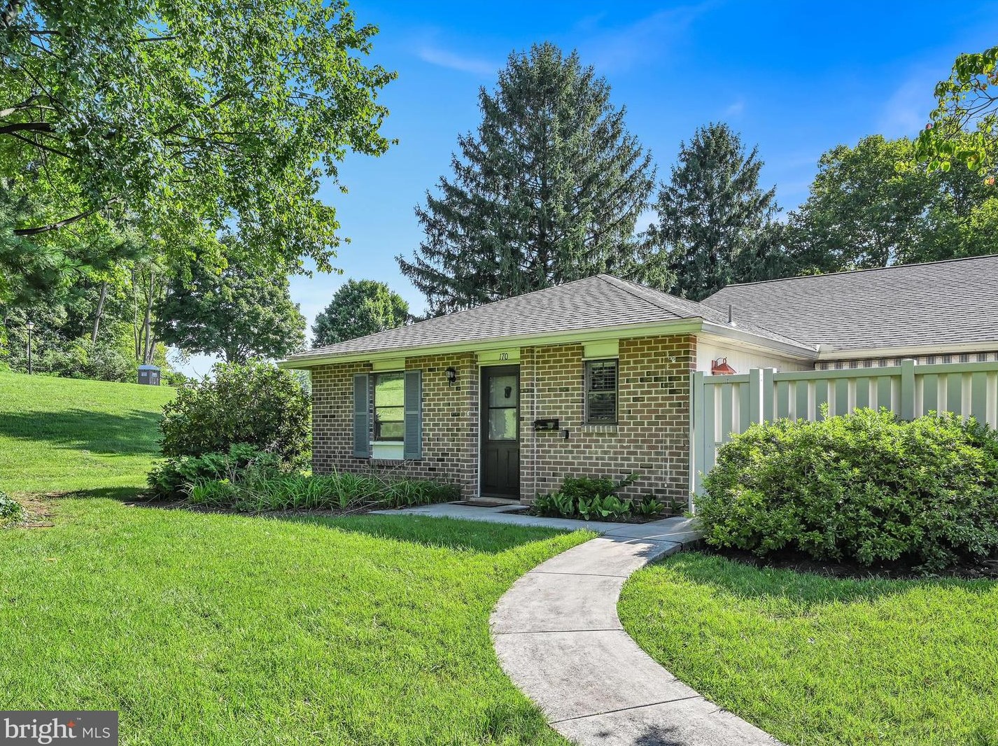 170 Valleybrook Dr, Lancaster PA  17601-4619 exterior