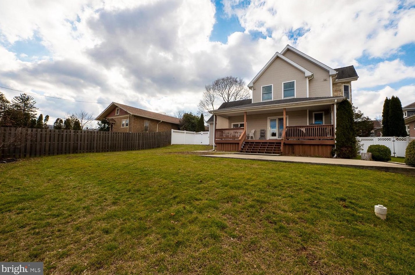 407 2 St, Emmaus PA 18049-3901 exterior