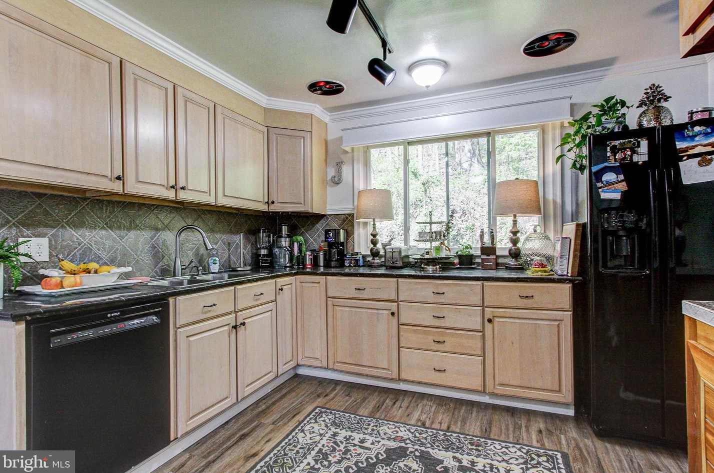 6951 Yeakels Mill Rd, Zionsville PA  18092-2337 exterior