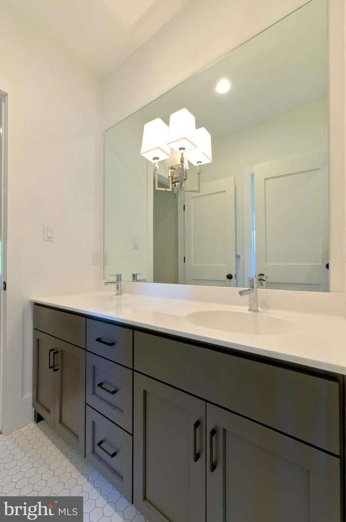 2747 Avenue Du Vlg, Bethlehem PA  18015-9117 exterior