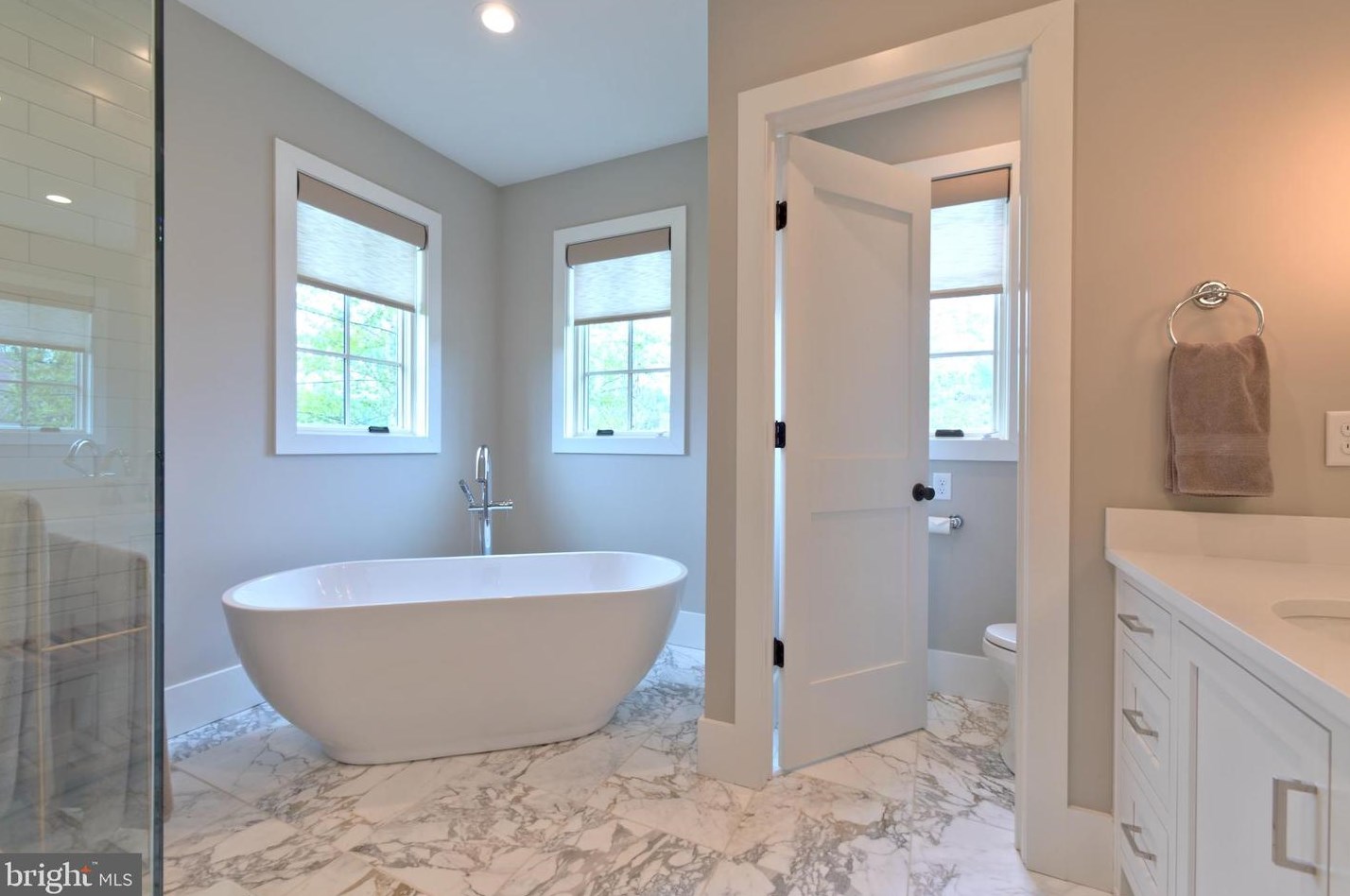 2747 Avenue Du Vlg, Bethlehem PA  18015-9117 exterior