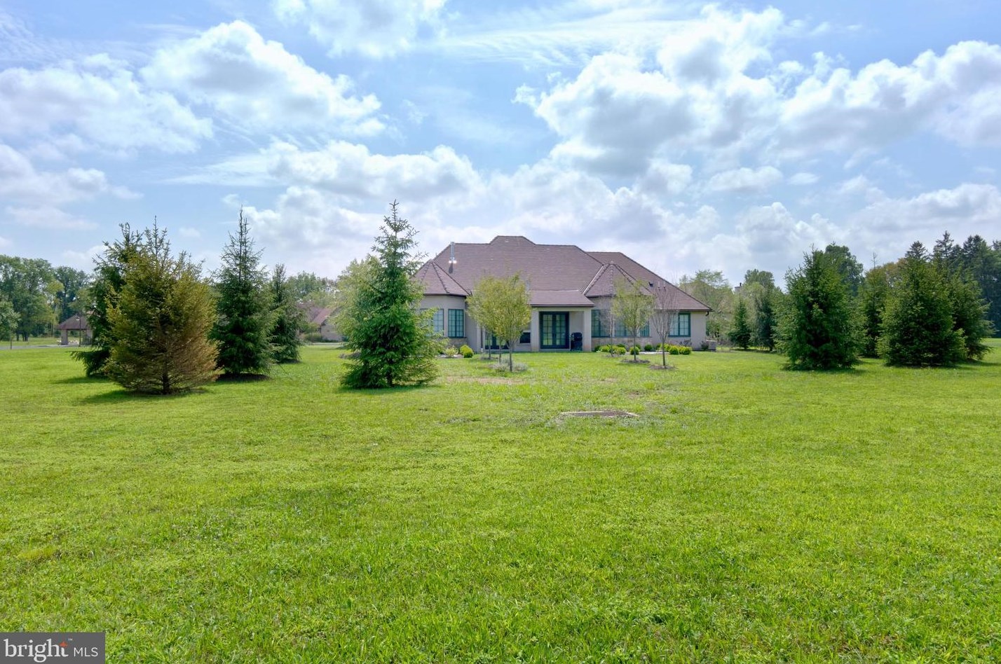 2747 Avenue Du Vlg, Bethlehem PA  18015-9117 exterior