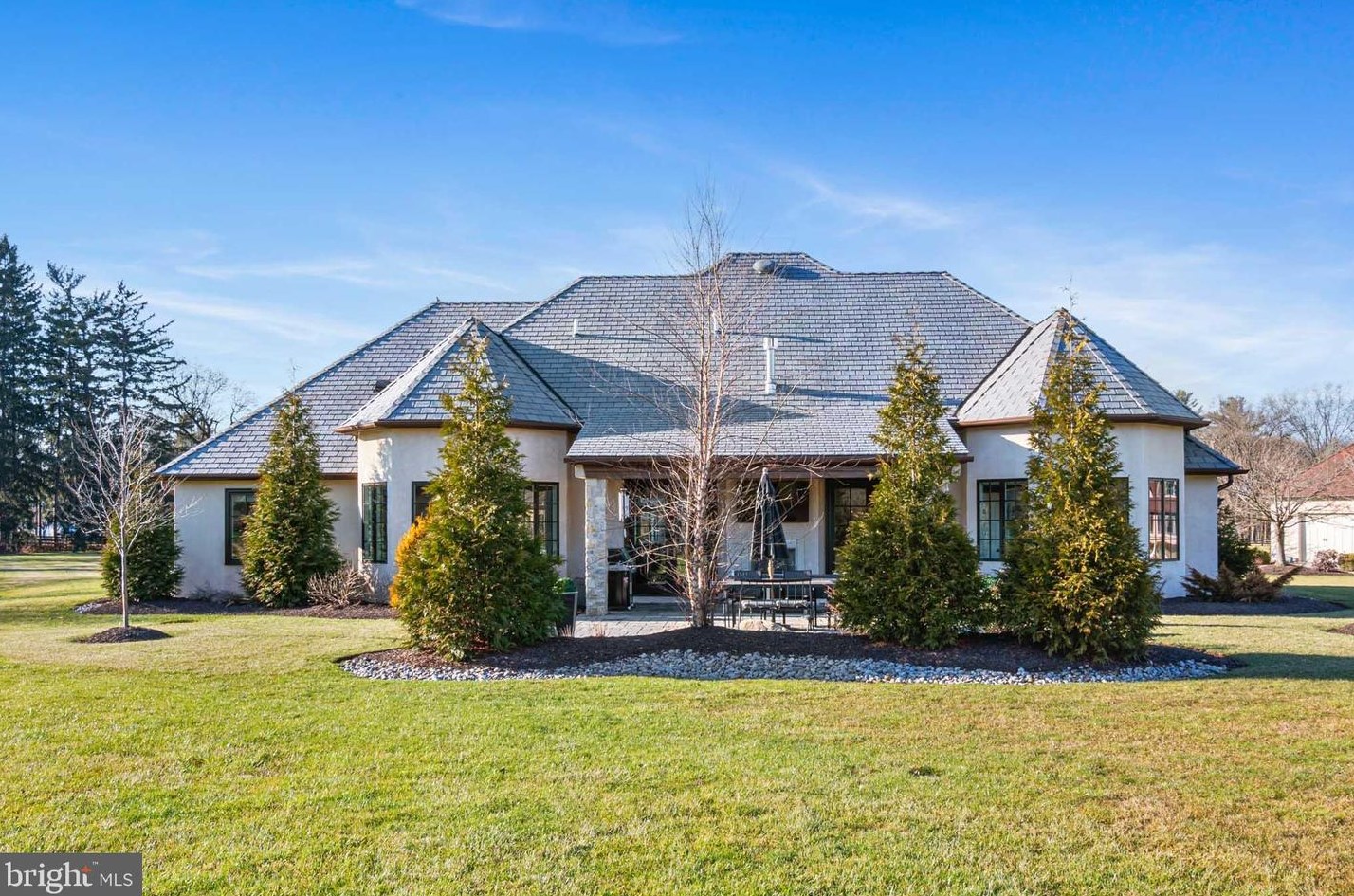 2812 Clos Renoir, Bethlehem PA  18015-9119 exterior