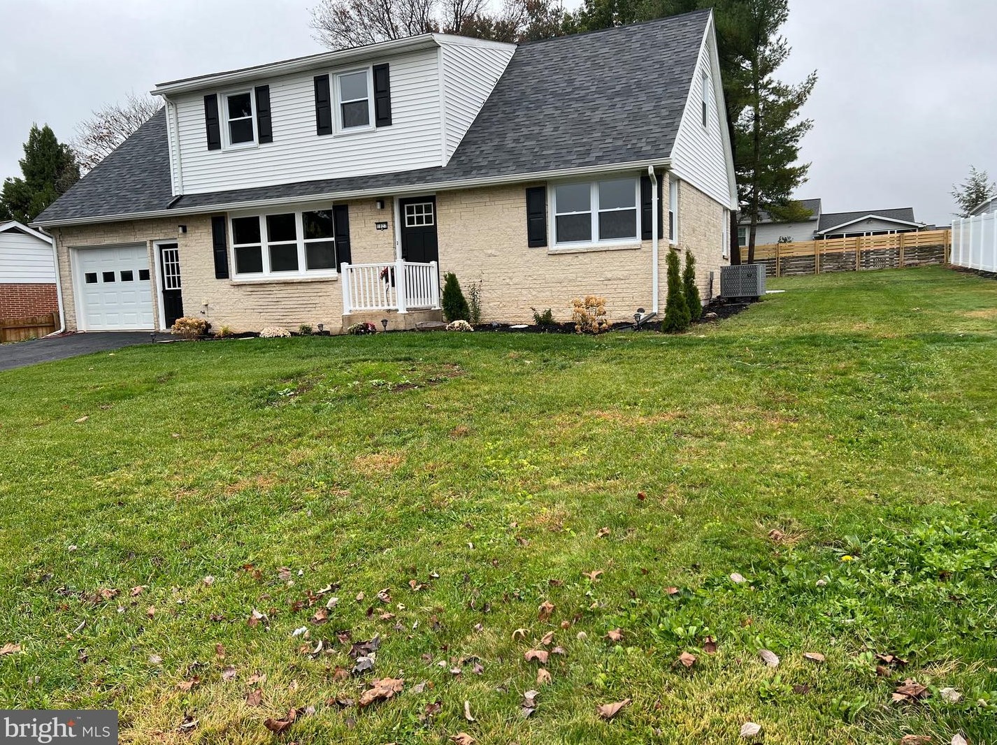 1827 Martin Dr, Lebanon PA  17046-1830 exterior