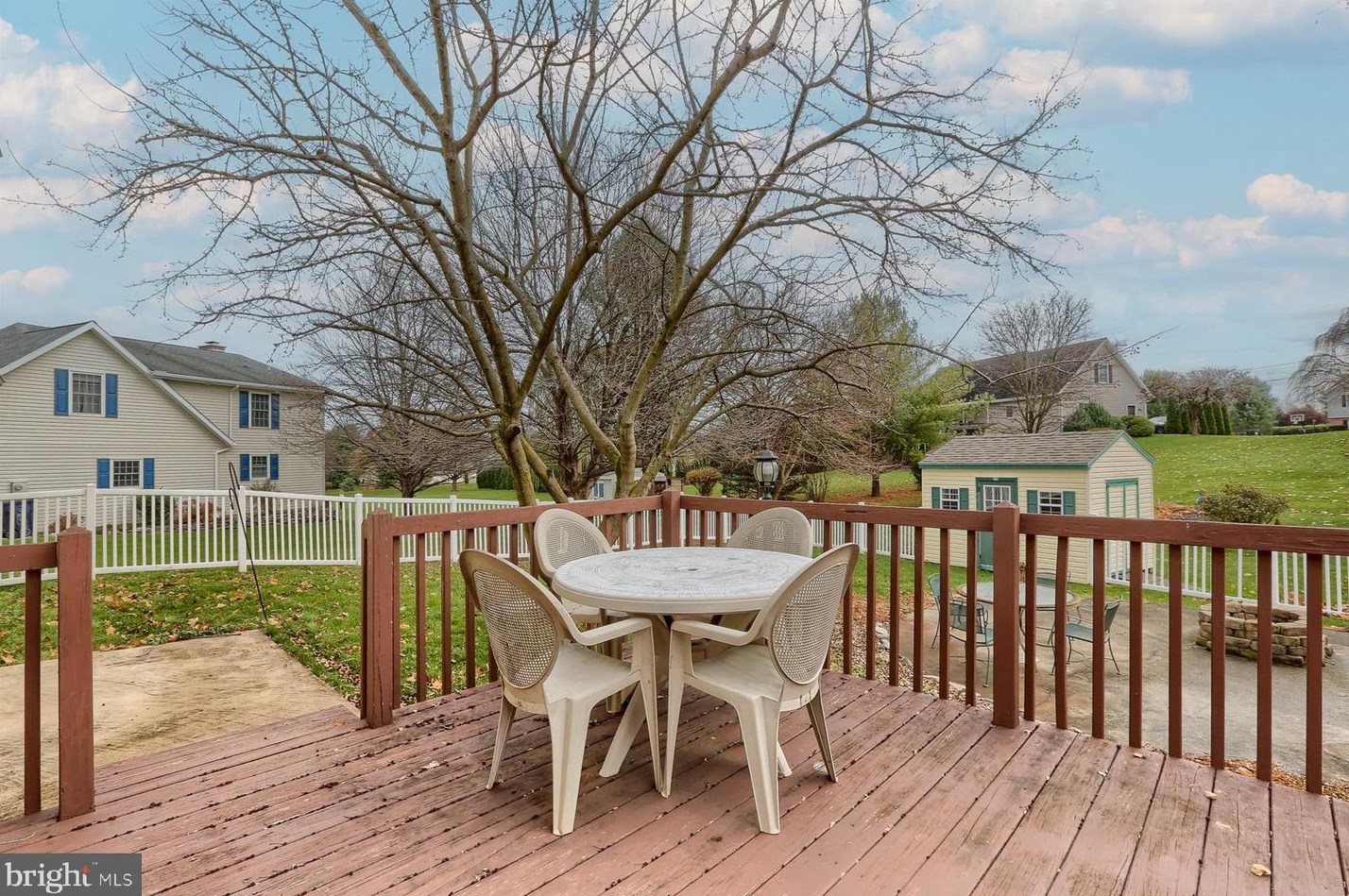 650 Richfield Dr, Lebanon PA  17042-8891 exterior