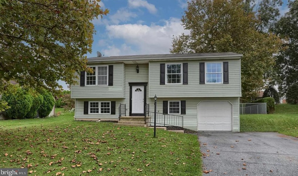 1460 Old Hickory Ln, Lebanon PA  17046-8257 exterior