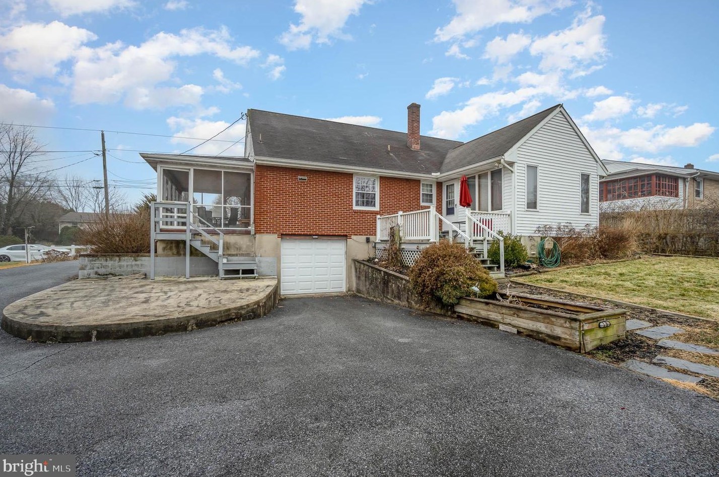 403 Wilshire Dr, Lebanon PA  17042-3157 exterior