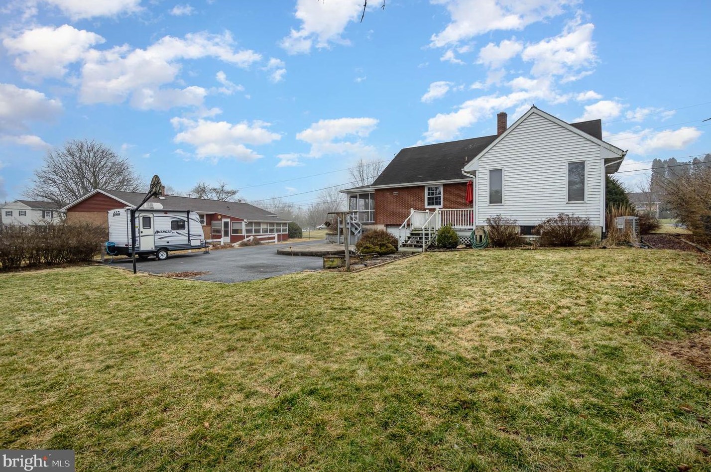 403 Wilshire Dr, Lebanon PA  17042-3157 exterior