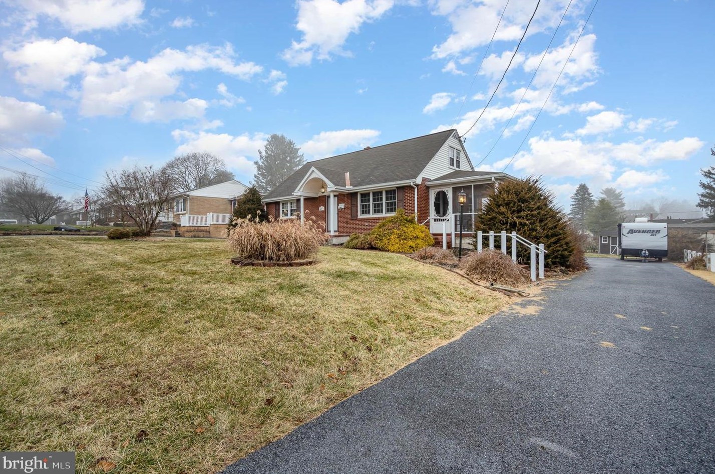 403 Wilshire Dr, Lebanon PA  17042-3157 exterior