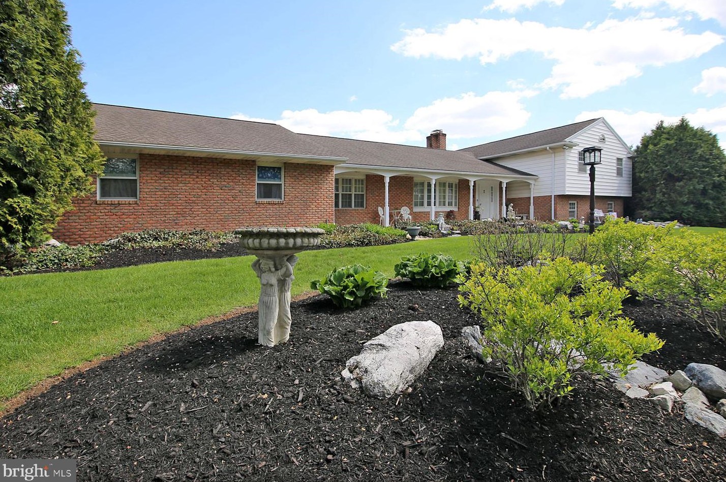 836 Tudor Ln, Lebanon PA  17042-6406 exterior