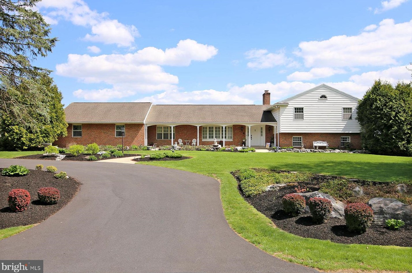 836 Tudor Ln, Lebanon PA  17042-6406 exterior