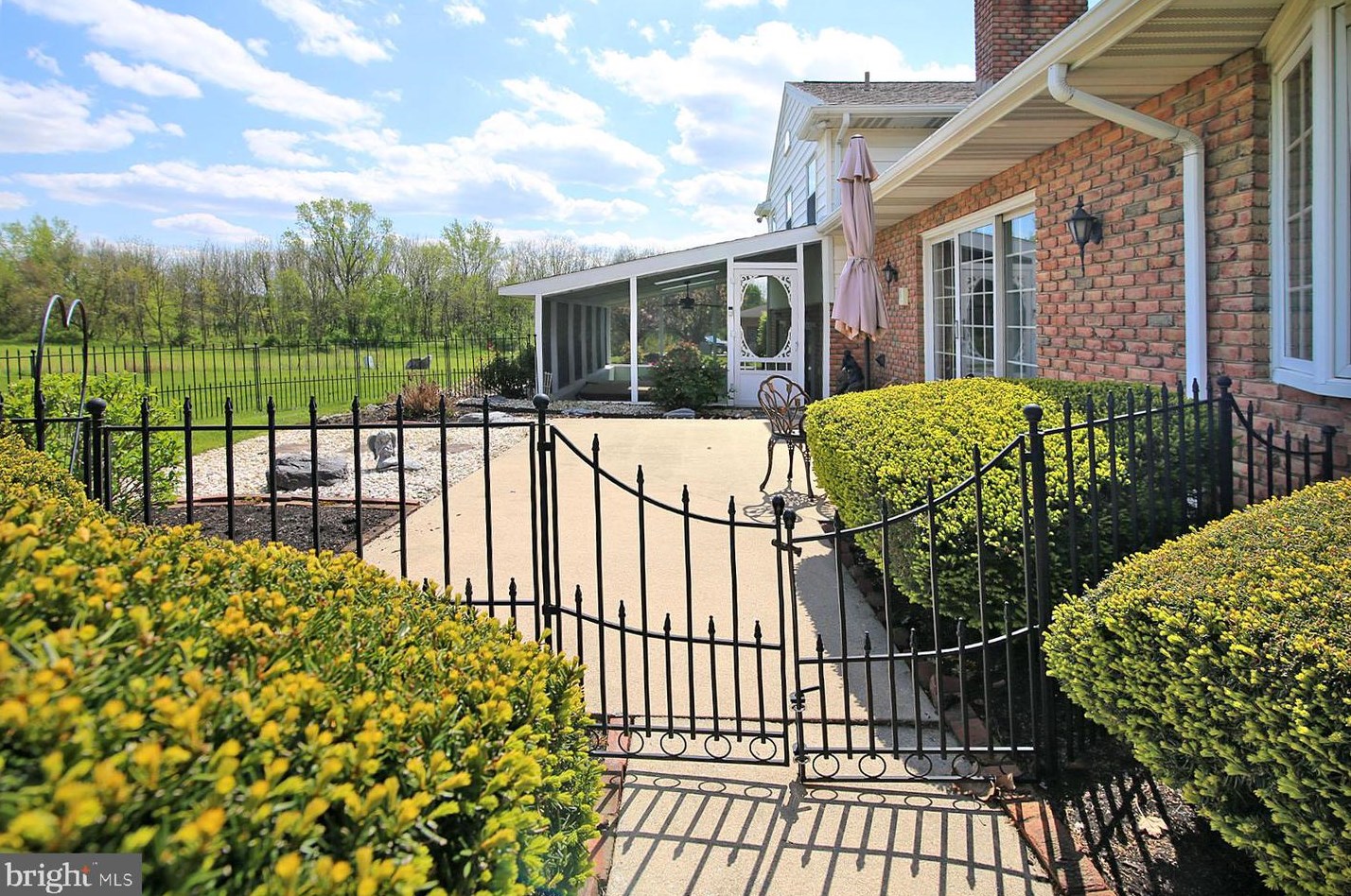 836 Tudor Ln, Lebanon PA  17042-6406 exterior