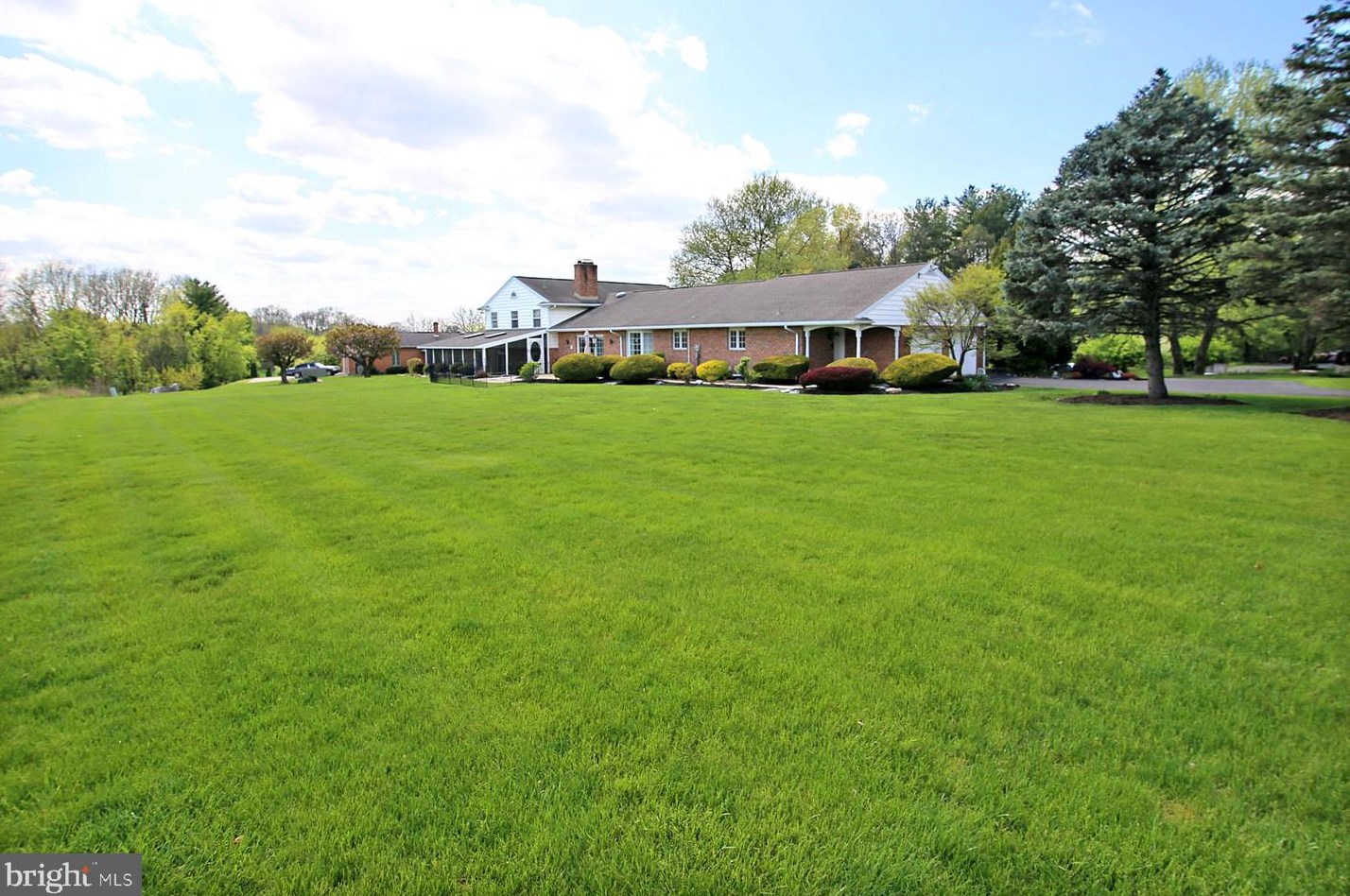 836 Tudor Ln, Lebanon PA  17042-6406 exterior