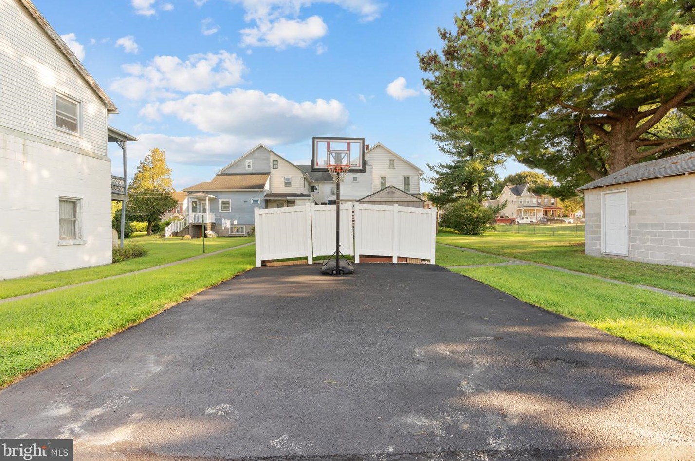 1823 Ctr St, Lebanon PA 17042-4447 exterior