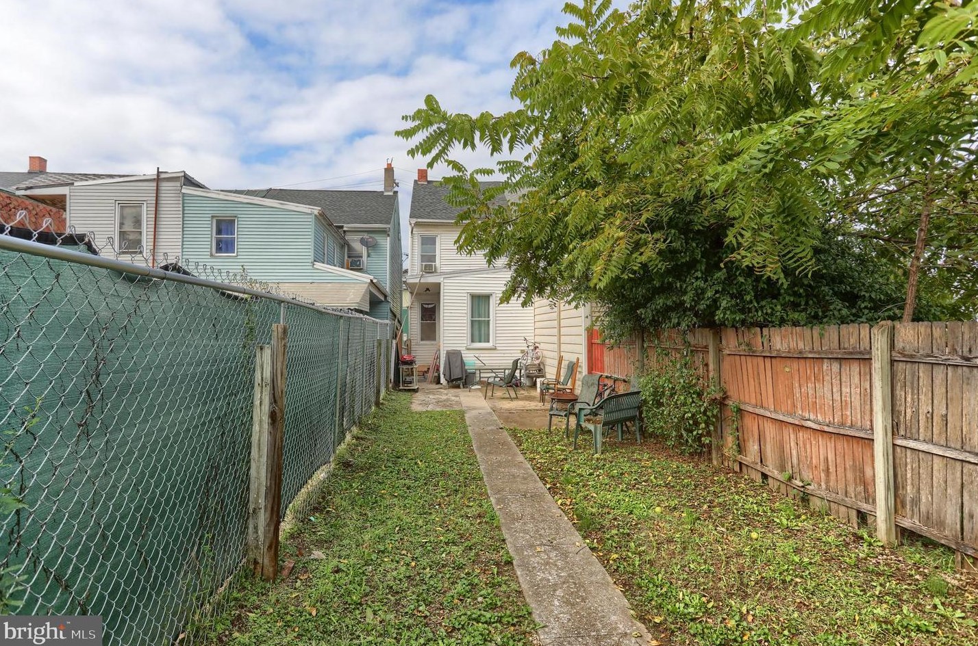 1126 Buttonwood St, Lebanon PA 17046-4928 exterior