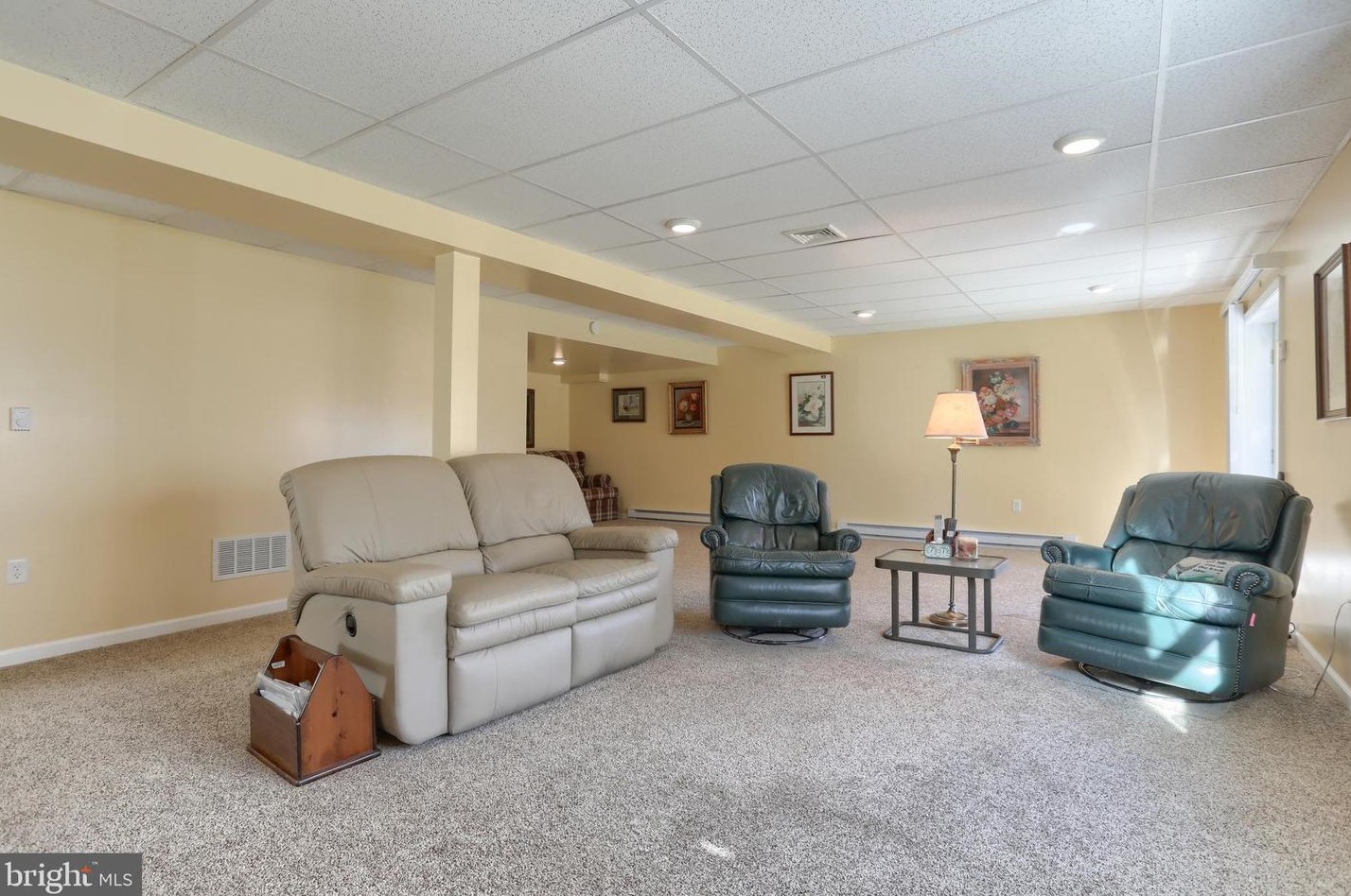 1023 English Dr, Lebanon PA  17042-9267 exterior