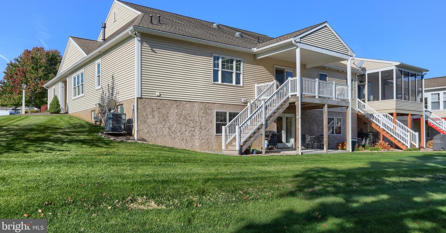 1023 English Dr, Lebanon PA  17042-9267 exterior