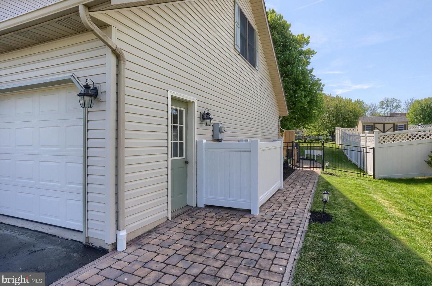 236 Weymouth Dr, Lebanon PA 17042-4159 exterior