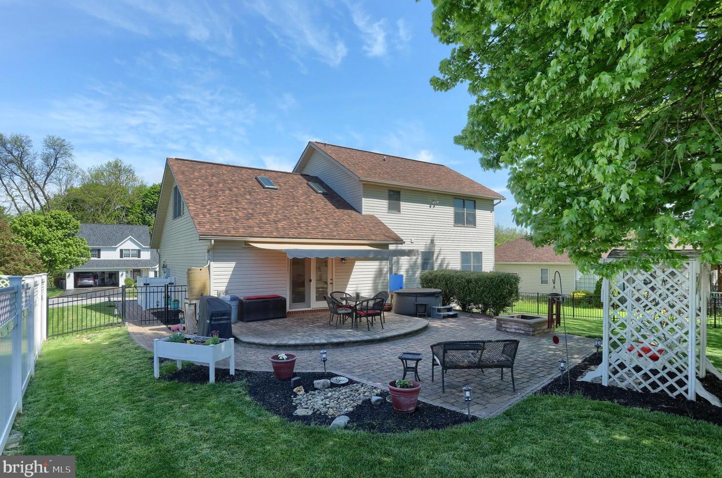 236 Weymouth Dr, Lebanon PA 17042-4159 exterior