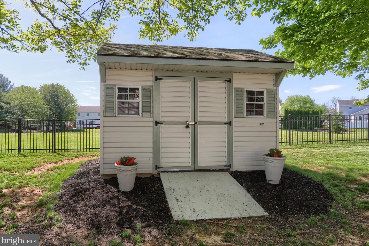 236 Weymouth Dr, Lebanon PA 17042-4159 exterior