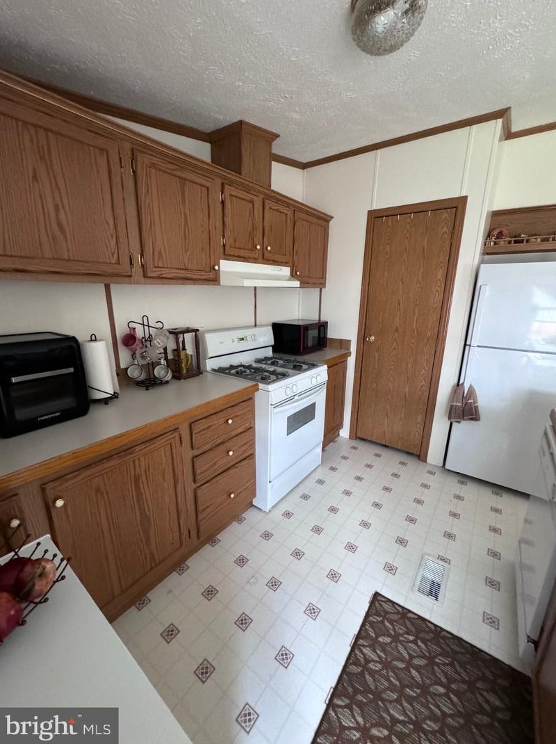 4 Timothy Ave, Lebanon PA 17042-4011 exterior