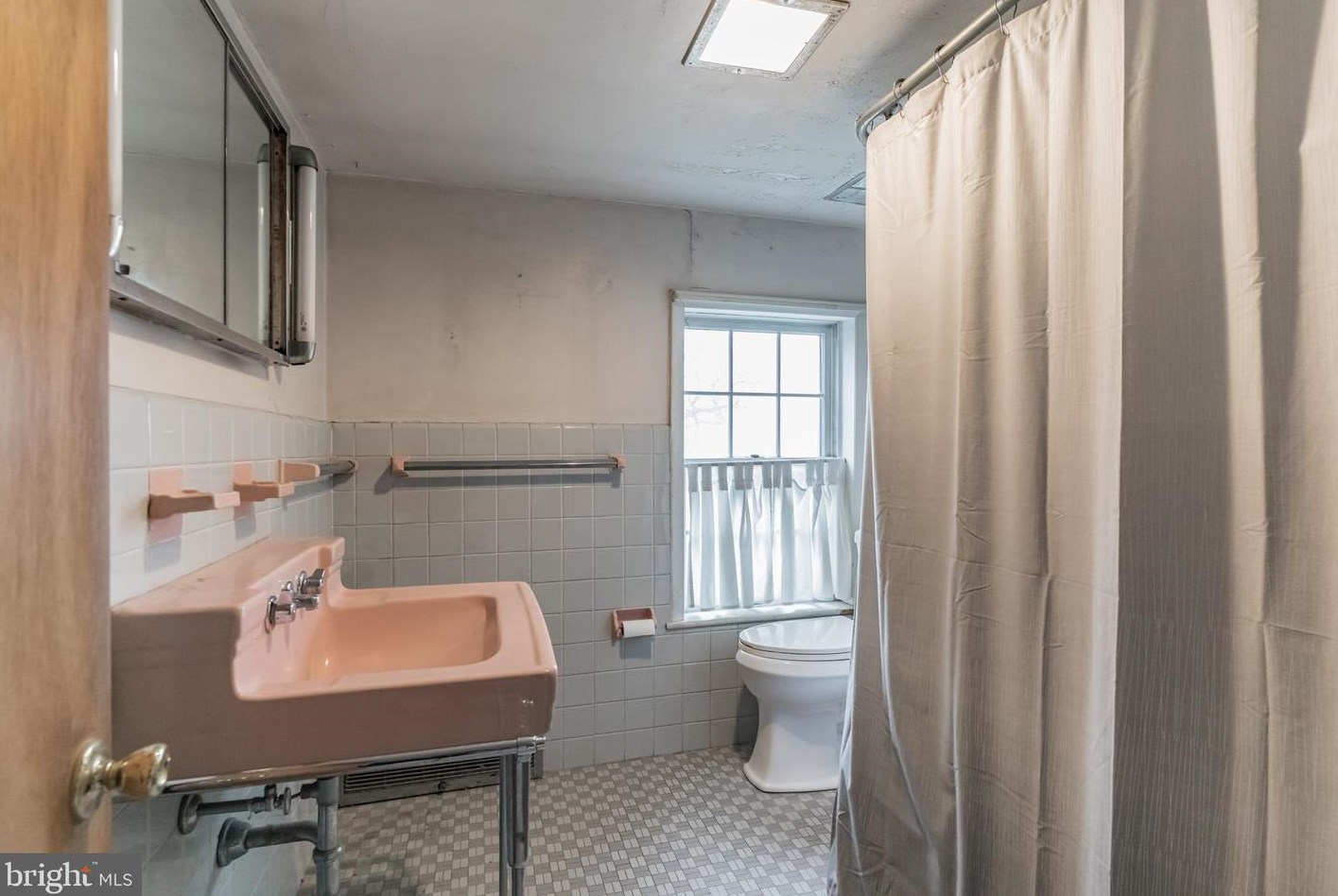 545 Lower State Rd, North Wales PA 19454-1318 exterior