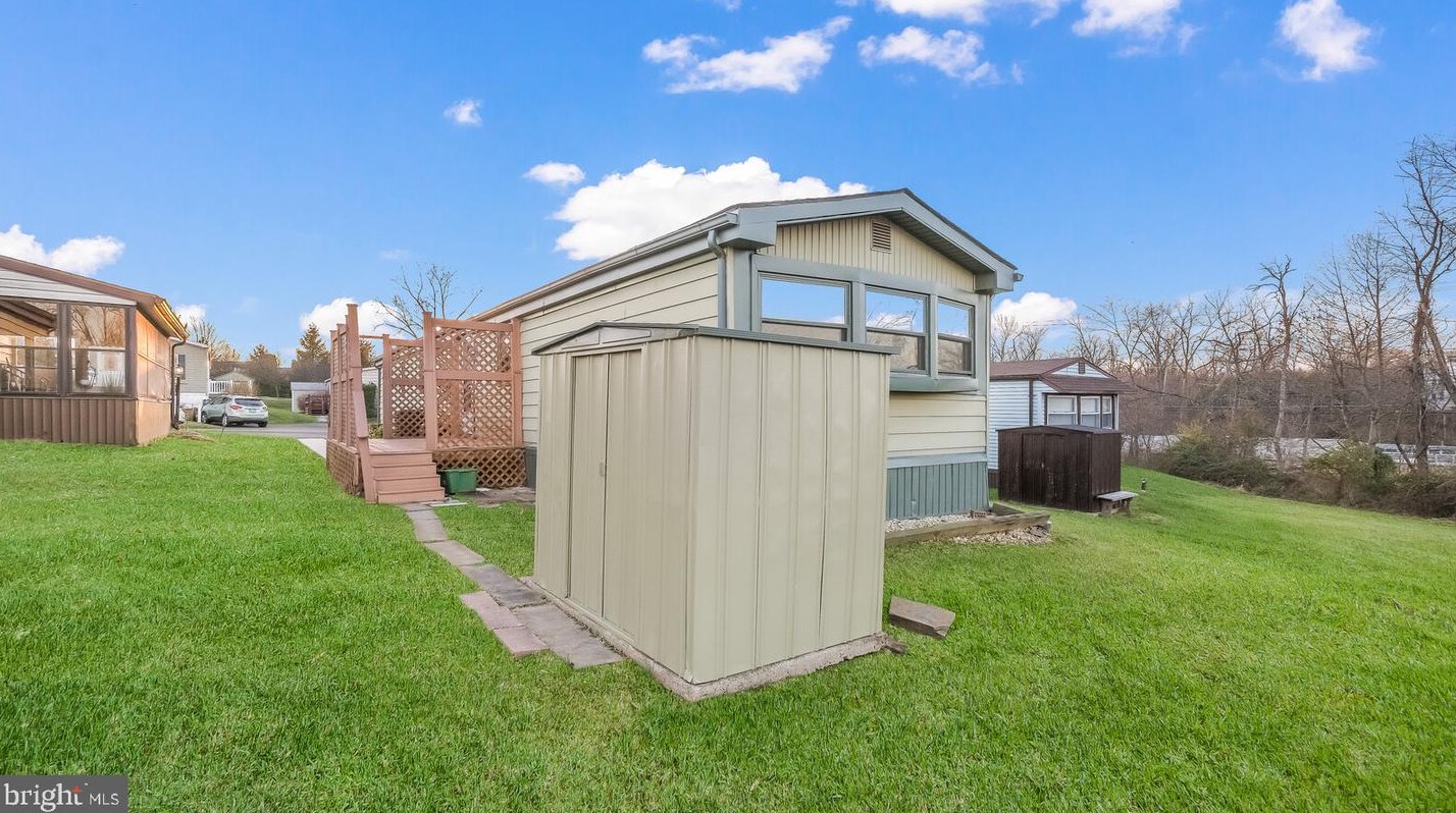 157 Hillside Ct, North Wales PA  19454-1135 exterior