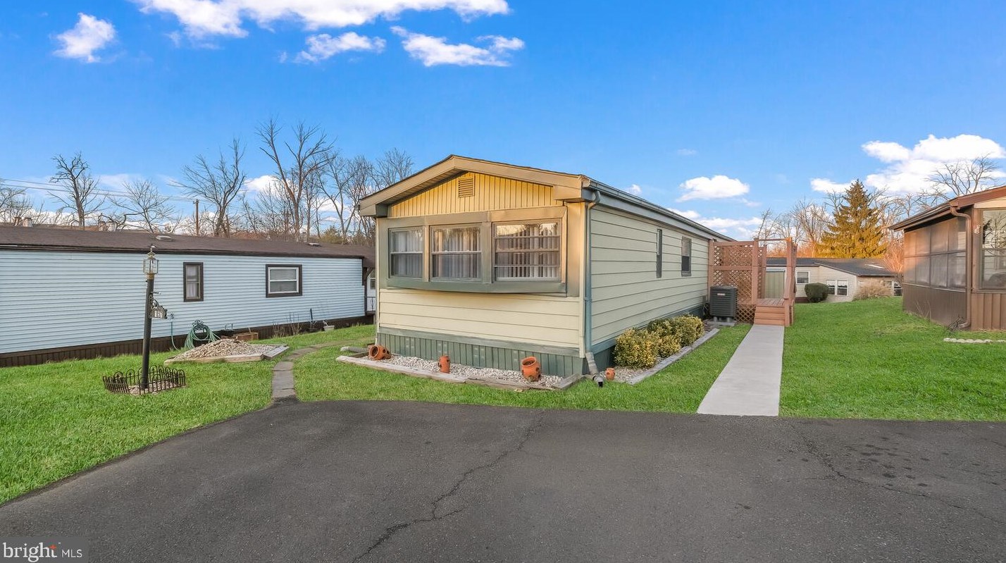 157 Hillside Ct, North Wales PA  19454-1135 exterior