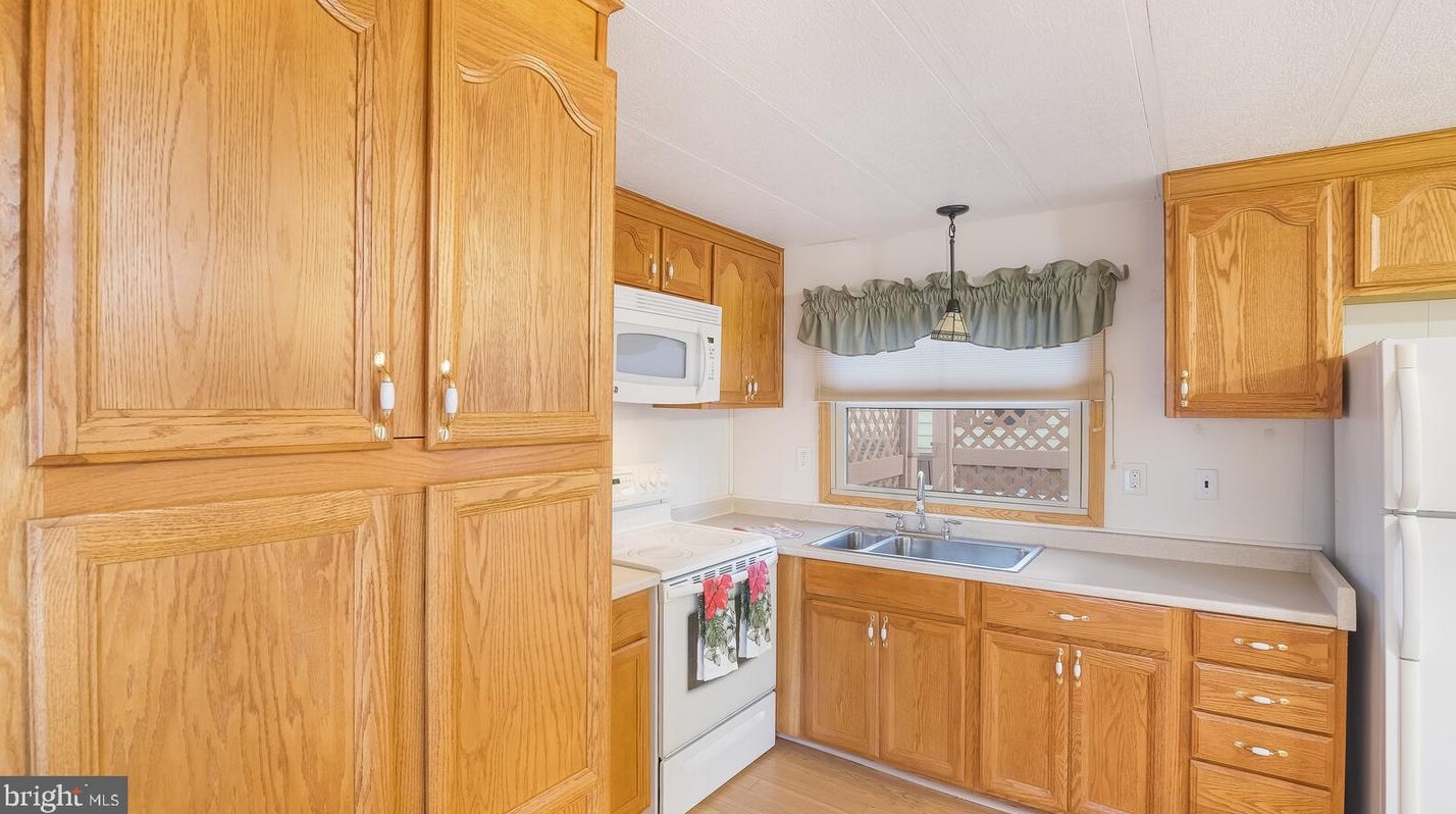 157 Hillside Ct, North Wales PA  19454-1135 exterior