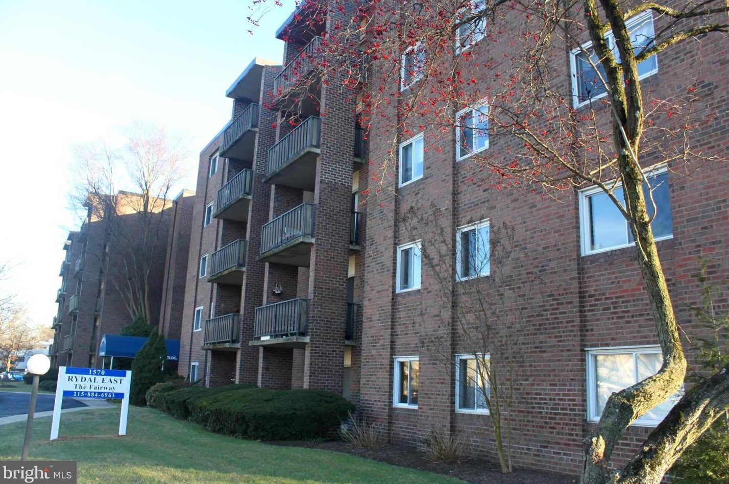 1570 The Fairway, Meadowbrook PA  19046-1610 exterior