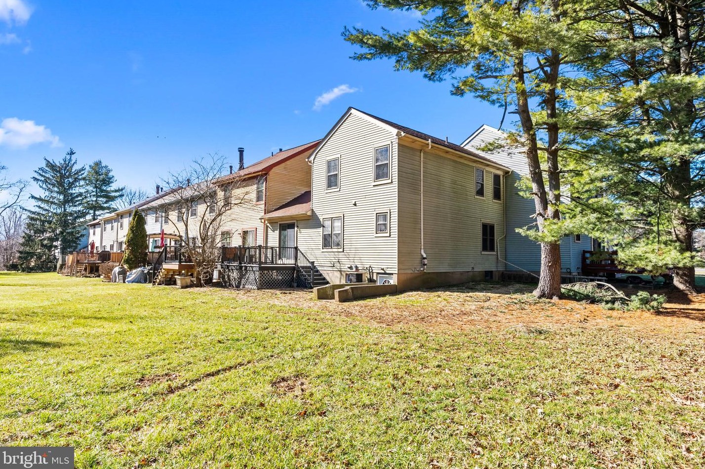 102 Rutledge Ct, North Wales PA  19454-1037 exterior